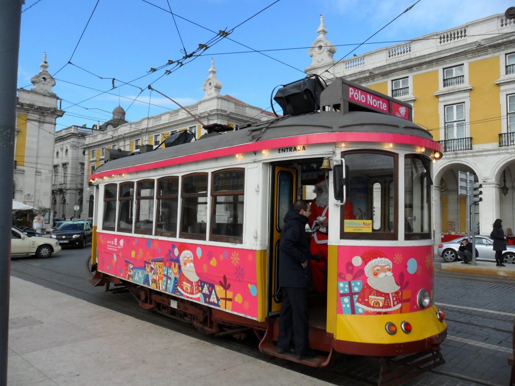 Tram vor Weihnachten in Lissabon