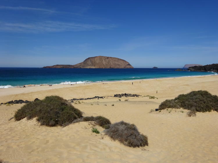 Playa de las Conchas mit Blick zur Felseninsel Montaña Clara