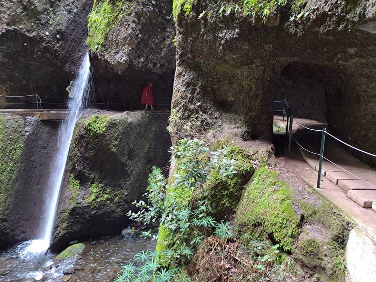 Levadaweg hinter dem Wasserfall