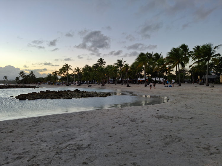 Plage de Sainte-Anne am Abend