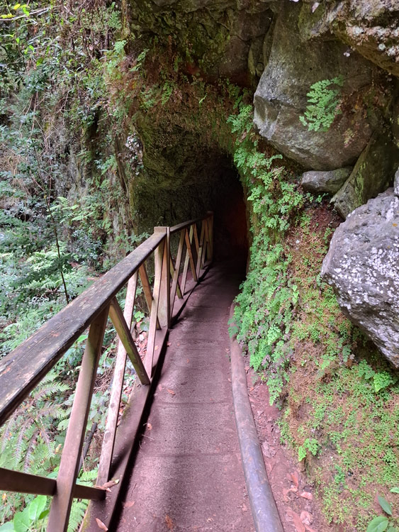 Es geht durch einen Tunnel