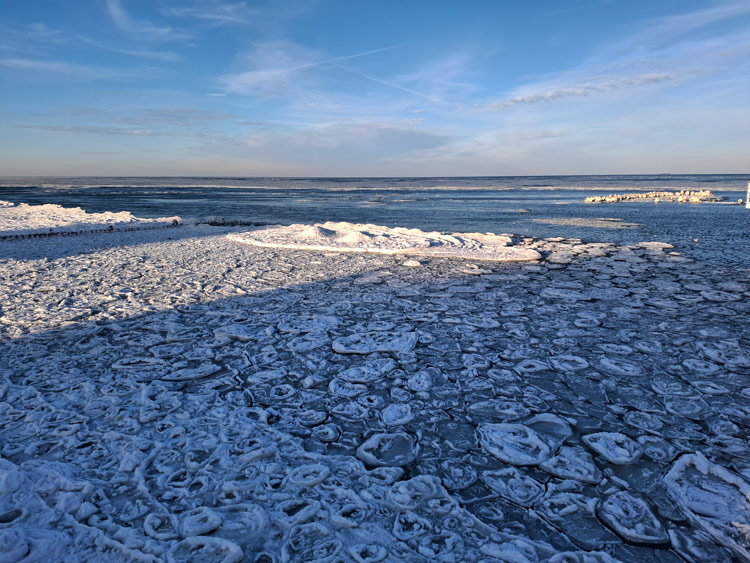 Ostsee mit Eis in Heringsdorf