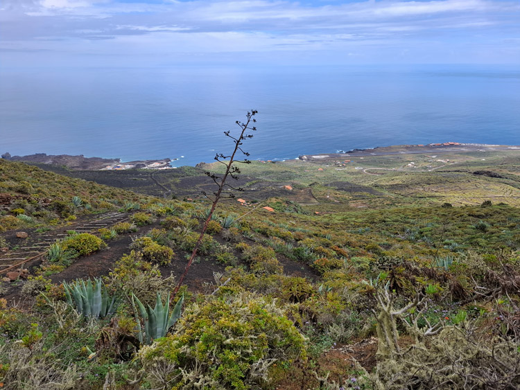 Blick auf Tamaduste und Flughafen von El Hierro