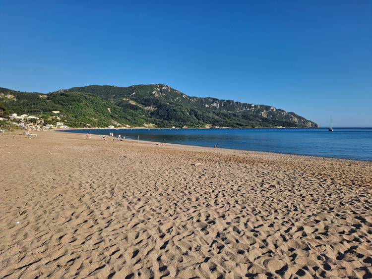Großer Strand von Agios Georgios