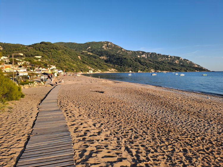 Strand von Agios Georgios am Abend
