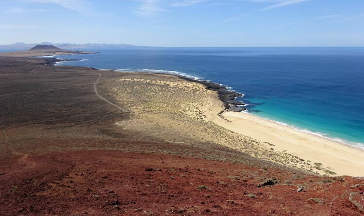 Blick vom Montaña Bermeja auf La Graciosa