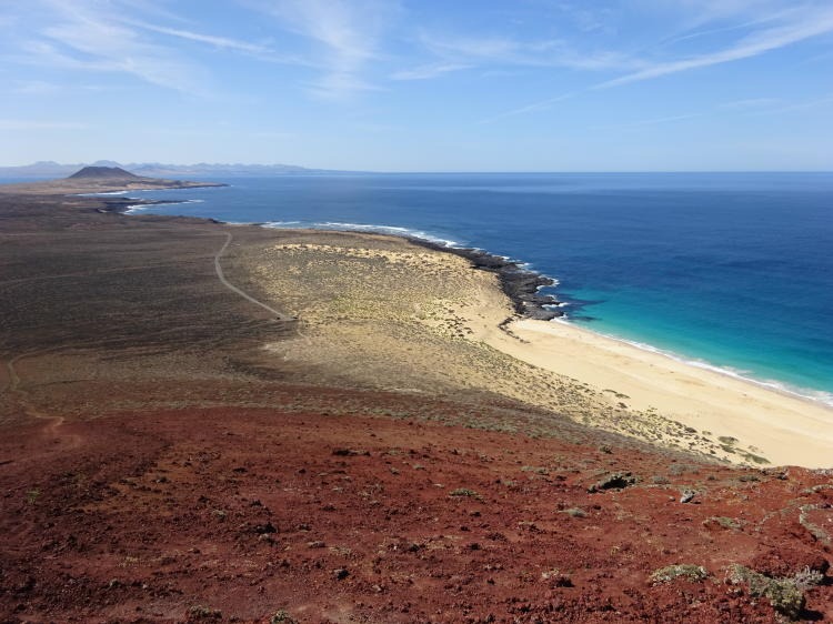 Blick vom Montaña Bermeja auf La Graciosa